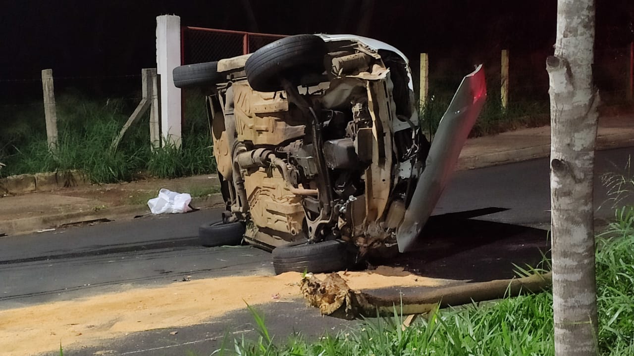 Foto 2 de 7 — Casal e criança ficam feridos após veículo colidir contra árvore em Araraquara; carro tombou
